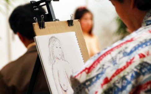 Curso de desenho ajuda os virgens com mais de 40 no Japão.